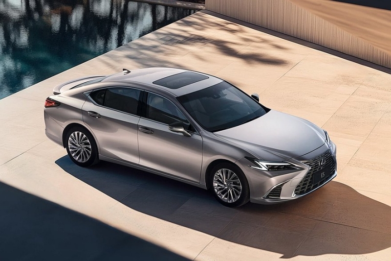 Lexus ES получил рестайлинг вместо нового поколения