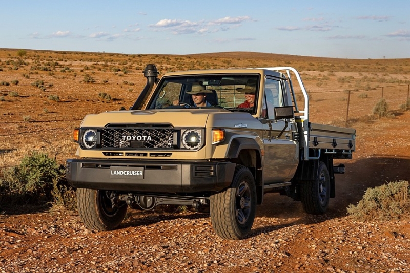 Toyota Land Cruiser 70 лишился мотора V8 на главном рынке и получил новую версию с МКП