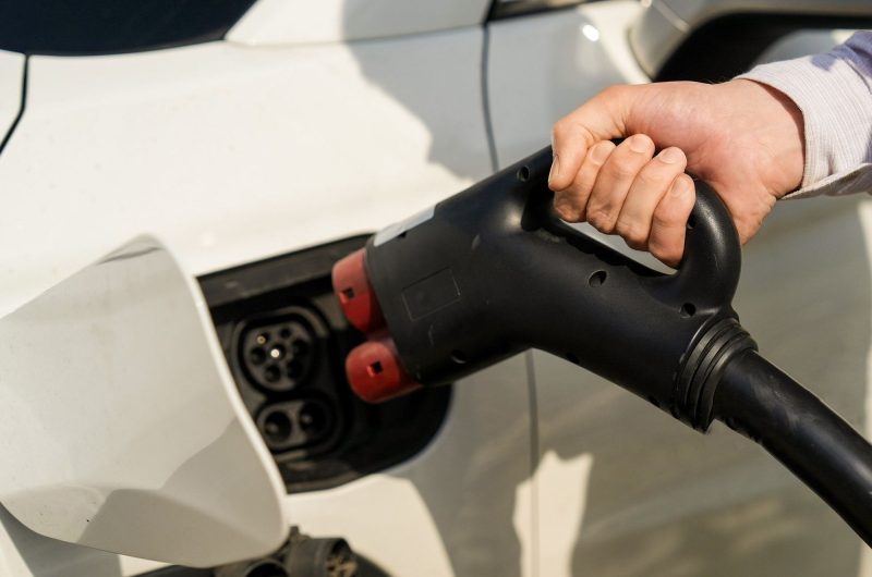 «Газпром нефть» развивает сеть зарядных станций в Европейской части страны и на Урале