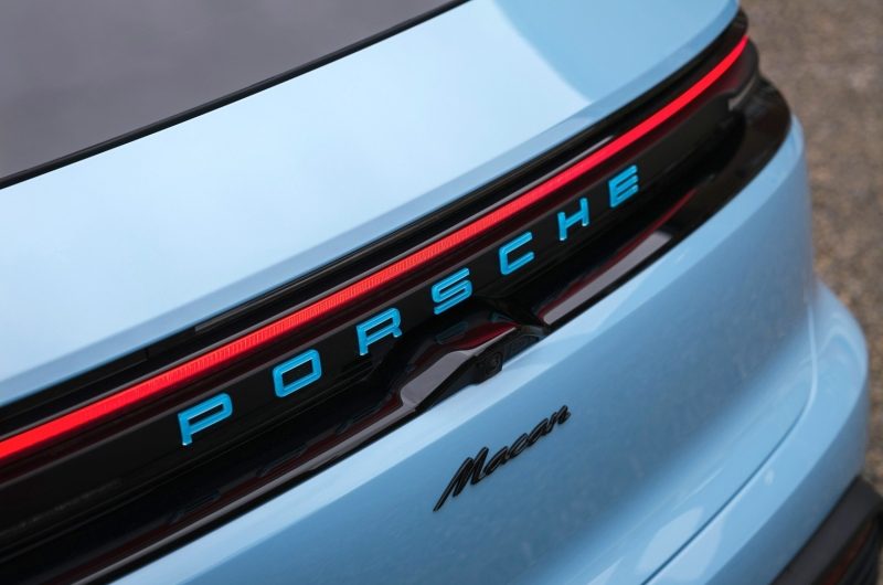 Porsche уже разрабатывает новый бензиновый Macan, кроссовер замечен на тестах