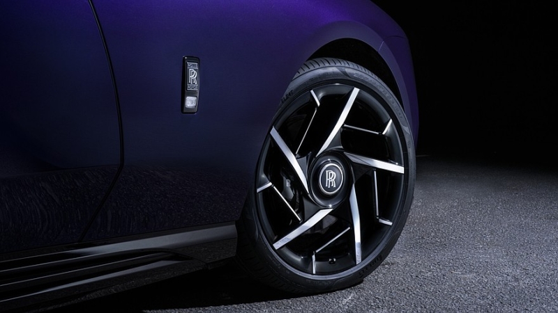 Rolls-Royce рассекретил самую мощную модель марки: представлено купе Black Badge Spectre