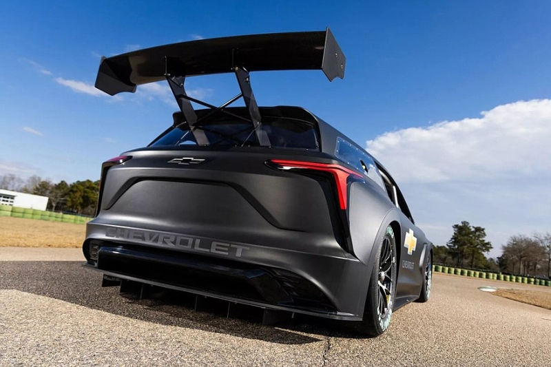 В Chevrolet разработали гоночный прототип Blazer: трёхмоторная установка и большое антикрыло