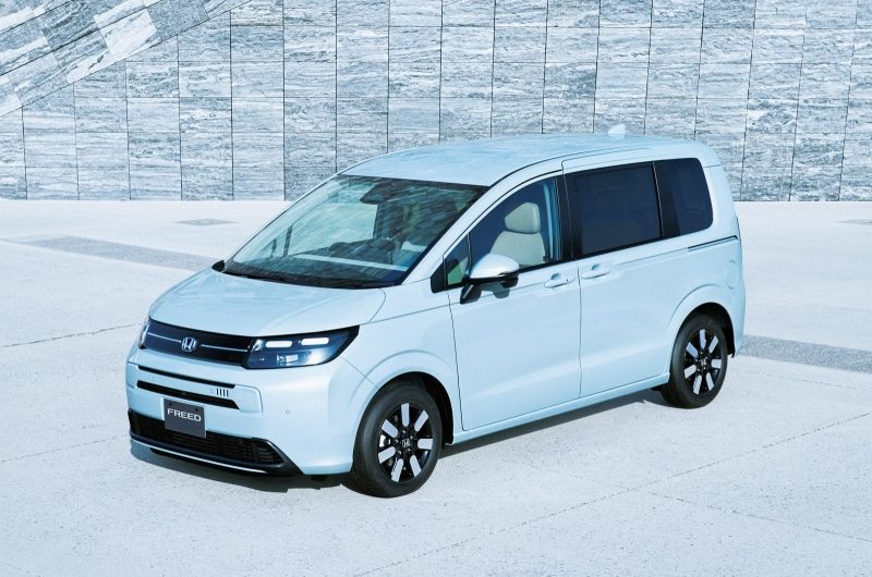 Honda обновила бензиновый компактвэн Freed вслед за гибридом
