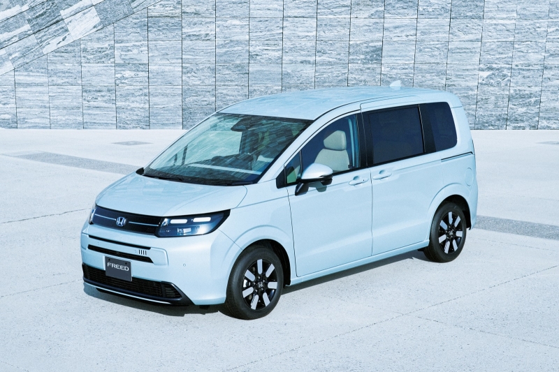 Honda обновила бензиновый компактвэн Freed вслед за гибридом