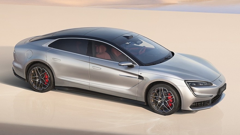 Роскошный седан Yangwang U7 от BYD: электромобиль и гибрид с оппозитным мотором