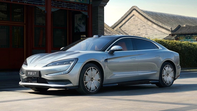 Роскошный седан Yangwang U7 от BYD: электромобиль и гибрид с оппозитным мотором