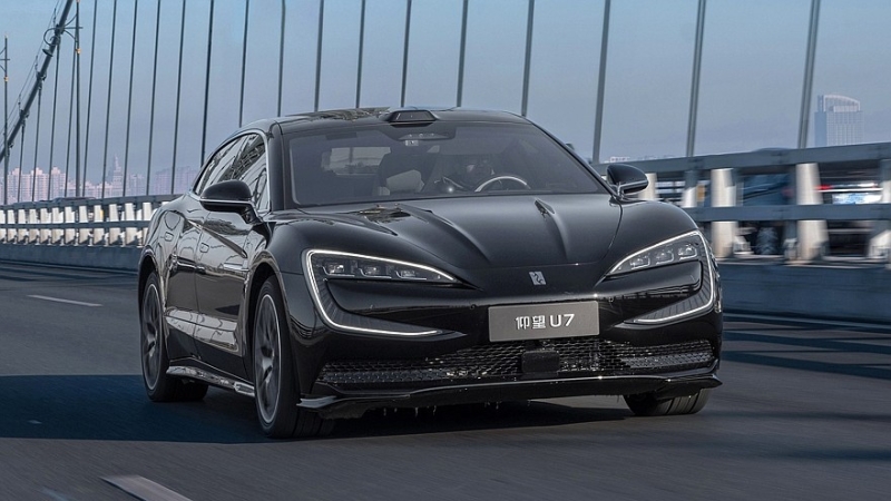 Роскошный седан Yangwang U7 от BYD: электромобиль и гибрид с оппозитным мотором