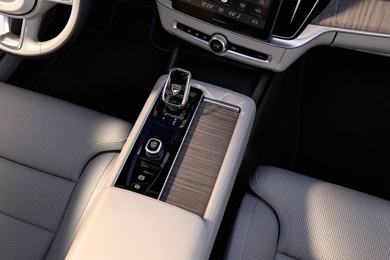 Флагманский седан Volvo S90 обновлён в духе родственных кроссоверов