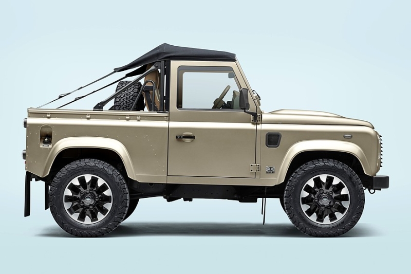 Классический Defender с V8 и мягким верхом теперь доступен и в заводском исполнении