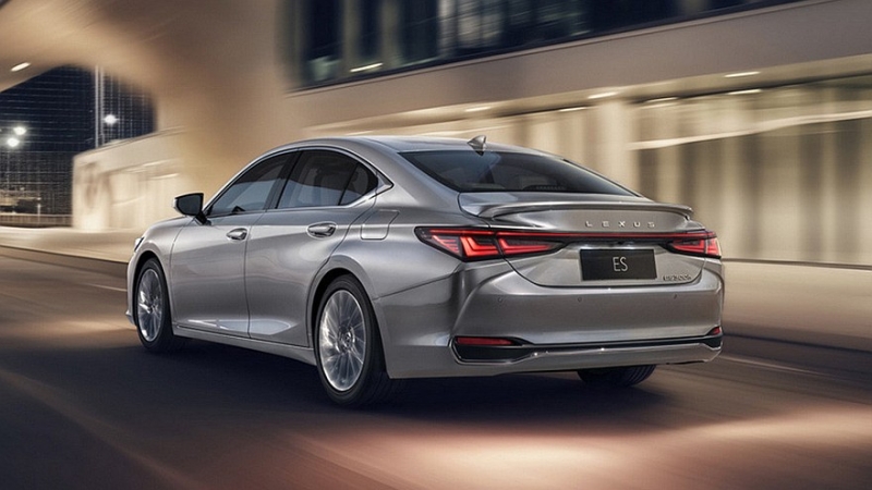 Lexus готовится к скорой презентации глобального нового седана ES: первые тизеры