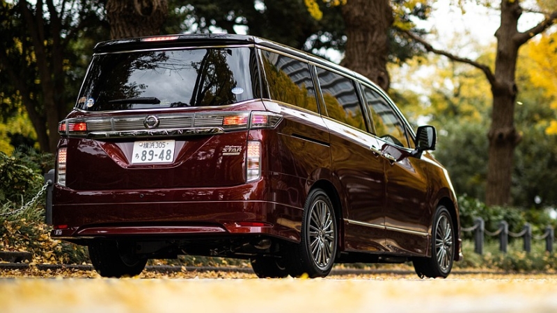 Nissan готовит минивэн Elgrand следующего поколения: первые тизеры