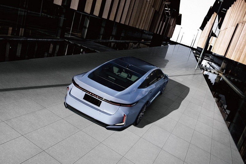 Новый седан Lexus ES: гибрид или электрокар и два варианта оформления салона