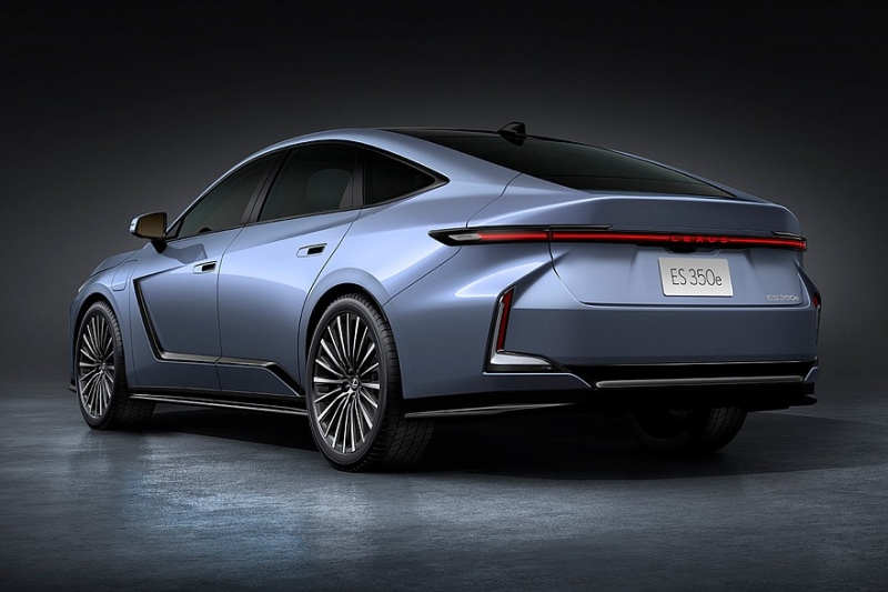 Новый седан Lexus ES: гибрид или электрокар и два варианта оформления салона