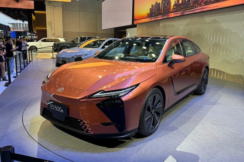 Новый седан Lexus ES: гибрид или электрокар и два варианта оформления салона