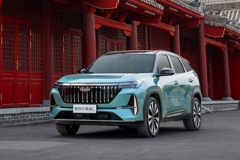 Представлен новый Geely Atlas: упрощённый дизайн и богатое оснащение
