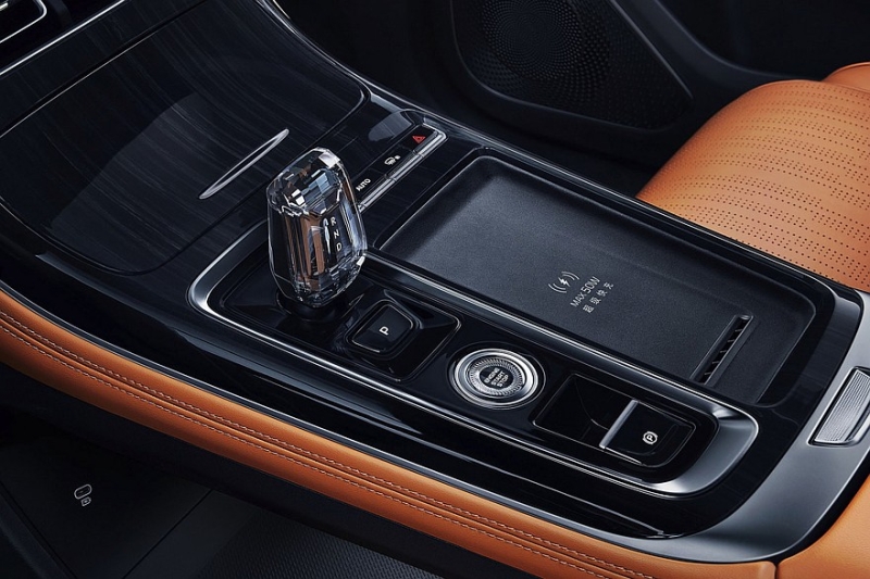 Представлен новый Geely Atlas: упрощённый дизайн и богатое оснащение