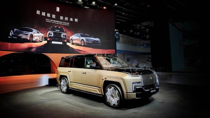 Роскошный внедорожник Yangwang U8 обрёл удлинённую версию с золотыми эмблемами