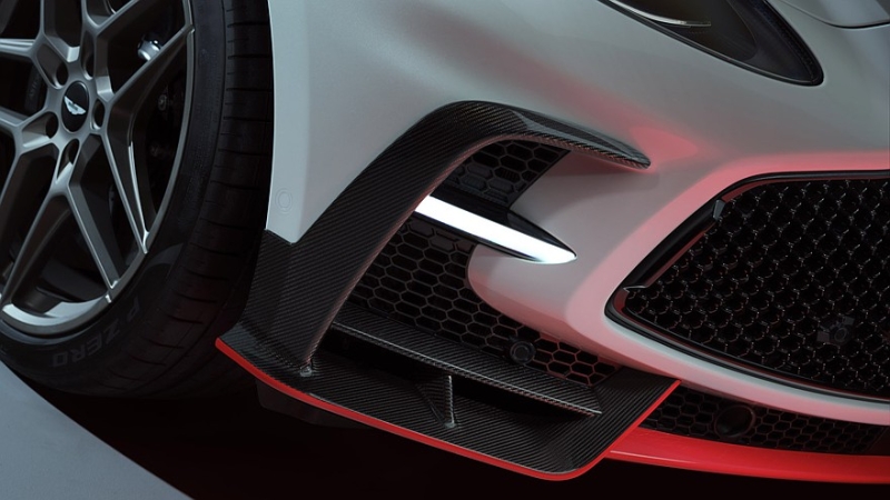 Топовый кроссовер Aston Martin DBX S: форсированный битурбомотор V8 и улучшенная динамика