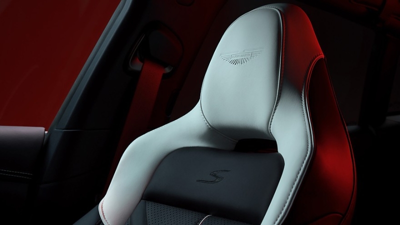 Топовый кроссовер Aston Martin DBX S: форсированный битурбомотор V8 и улучшенная динамика