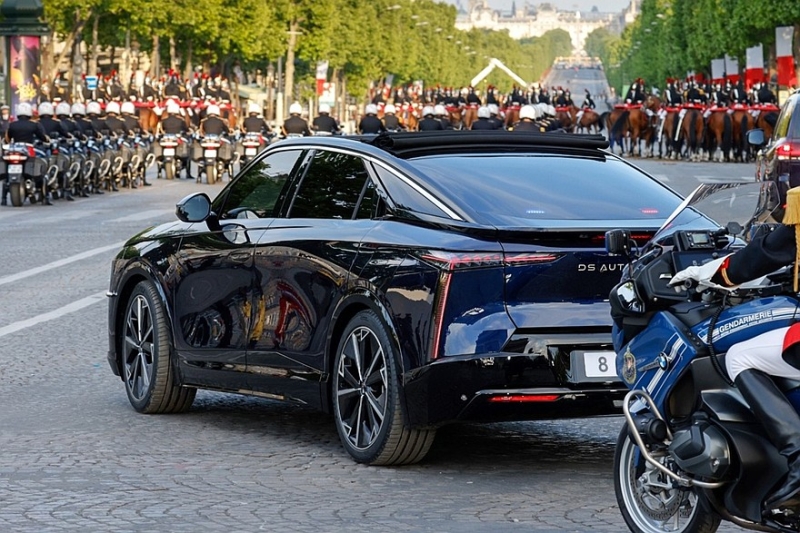 Эмманюэль Макрон получил ко Дню Победы новый автомобиль — бронированный DS N°8