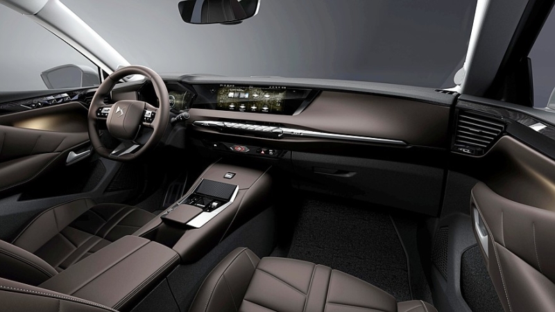 Хэтчбек DS 4 сменил имя на DS №4 после рестайлинга и обзавёлся электрической версией