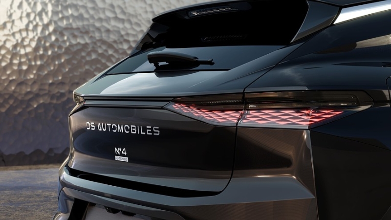 Хэтчбек DS 4 сменил имя на DS №4 после рестайлинга и обзавёлся электрической версией