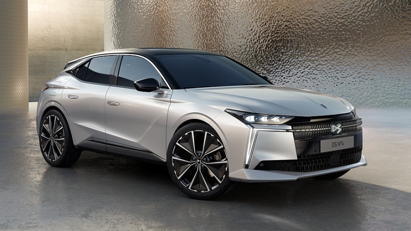 Хэтчбек DS 4 сменил имя на DS №4 после рестайлинга и обзавёлся электрической версией
