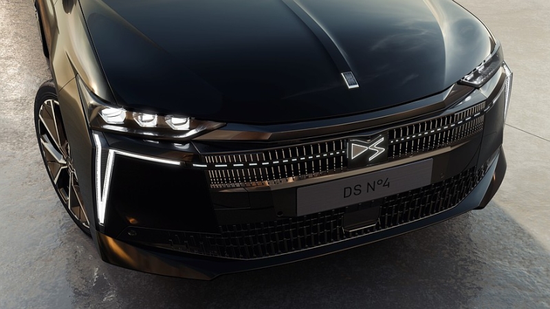 Хэтчбек DS 4 сменил имя на DS №4 после рестайлинга и обзавёлся электрической версией