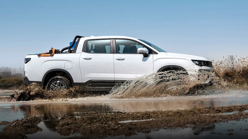 Изначально электрический пикап Radar от Geely стал дальнобойным полноприводным гибридом