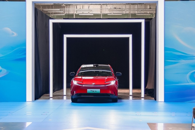 Купеобразный кроссовер Toyota bZ5 встал на конвейер