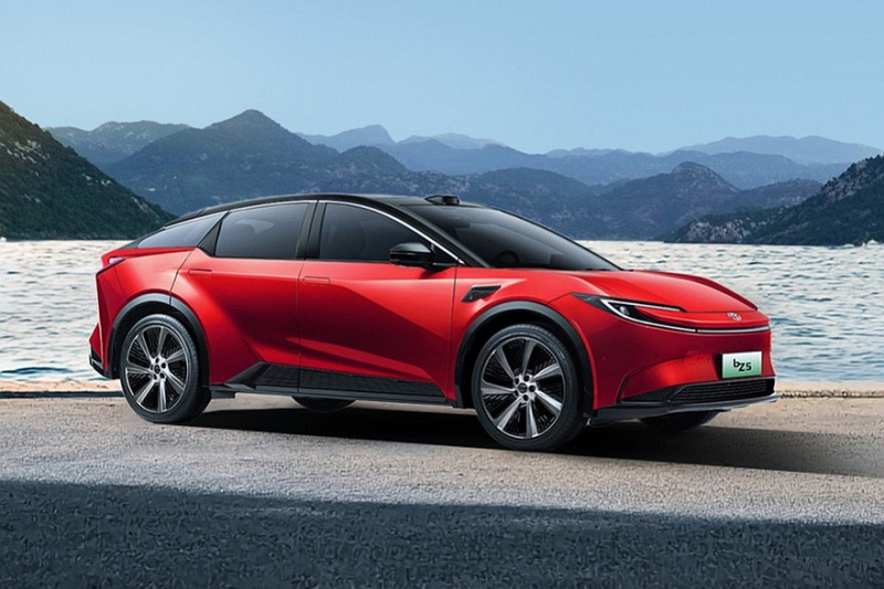 Купеобразный кроссовер Toyota bZ5 встал на конвейер