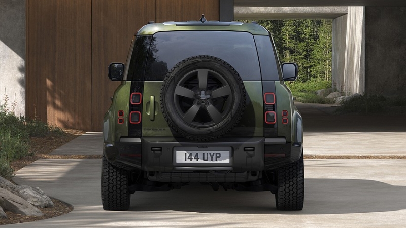 Land Rover освежил Defender: изменения в оптике и новый мультимедийный тачскрин