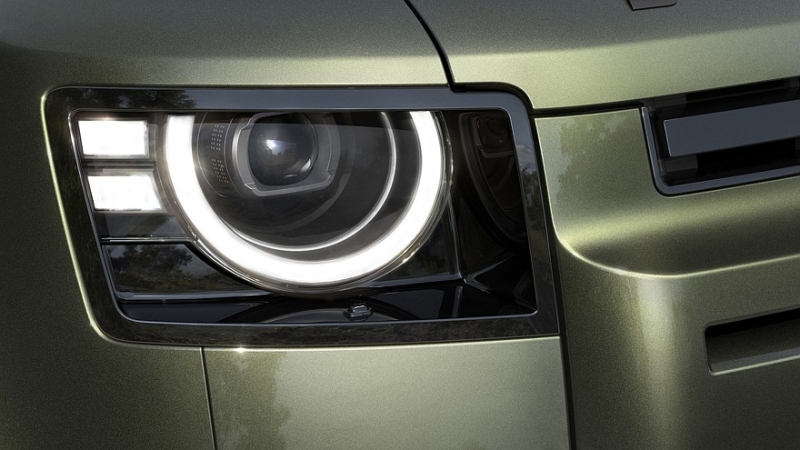 Land Rover освежил Defender: изменения в оптике и новый мультимедийный тачскрин