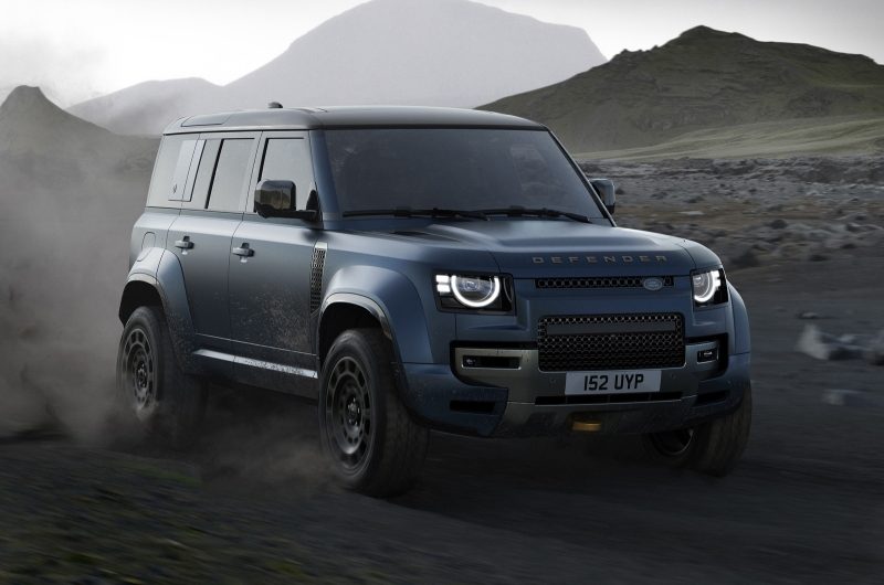 Land Rover освежил Defender: изменения в оптике и новый мультимедийный тачскрин