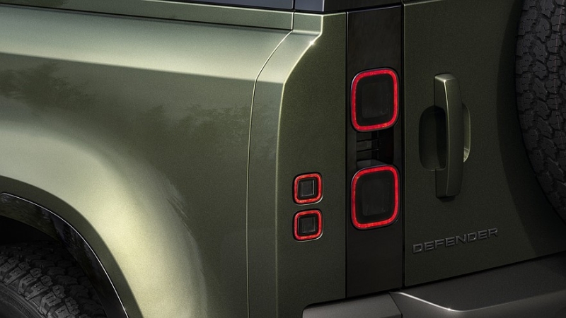 Land Rover освежил Defender: изменения в оптике и новый мультимедийный тачскрин