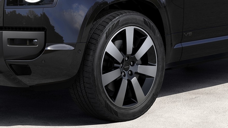 Land Rover освежил Defender: изменения в оптике и новый мультимедийный тачскрин