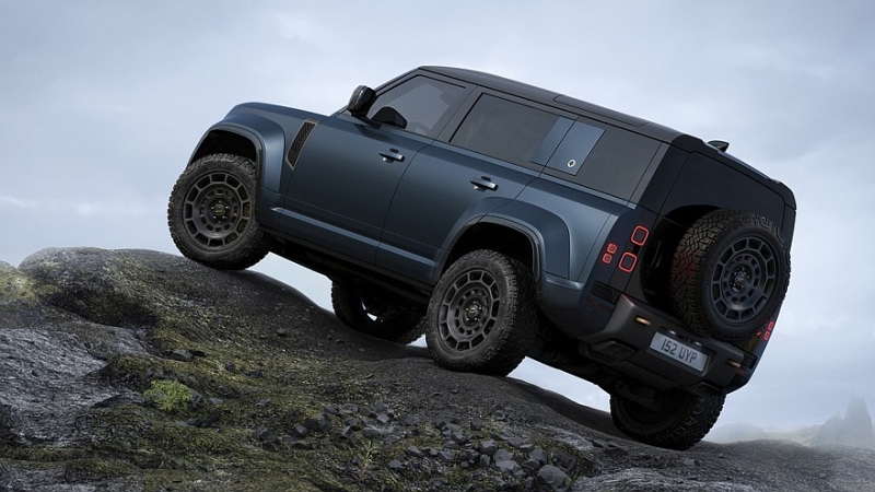 Land Rover освежил Defender: изменения в оптике и новый мультимедийный тачскрин