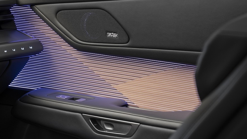 Lexus ES нового поколения дебютировал в Европе: подробности о технике