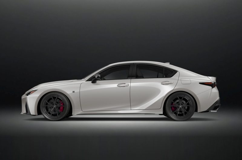 Lexus обновил кроссовер RZ и добавил новую спецверсию седану IS в США