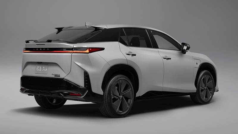 Lexus обновил кроссовер RZ и добавил новую спецверсию седану IS в США
