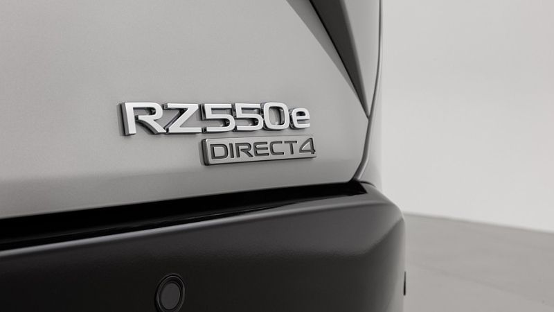 Lexus обновил кроссовер RZ и добавил новую спецверсию седану IS в США