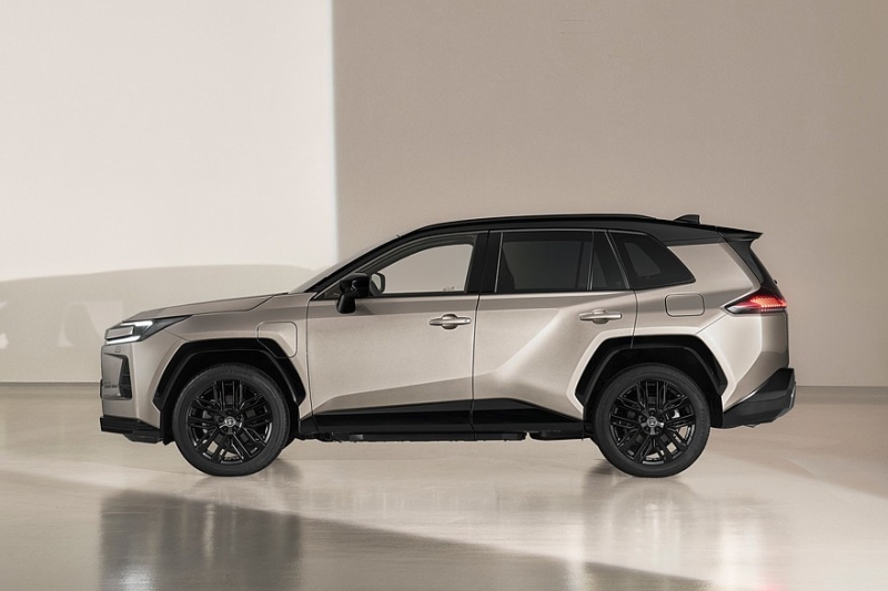 Новый кроссовер Toyota RAV4 дебютировал в нескольких версиях