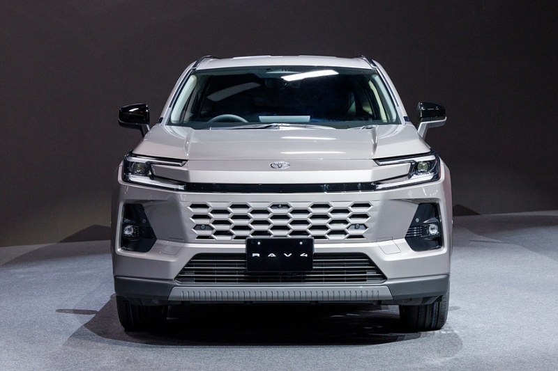 Новый кроссовер Toyota RAV4 дебютировал в нескольких версиях