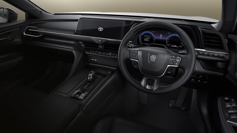 Седан Toyota Crown обзавёлся сразу двумя спецверсиями. Цены известны