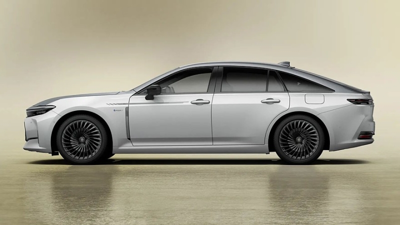 Седан Toyota Crown обзавёлся сразу двумя спецверсиями. Цены известны