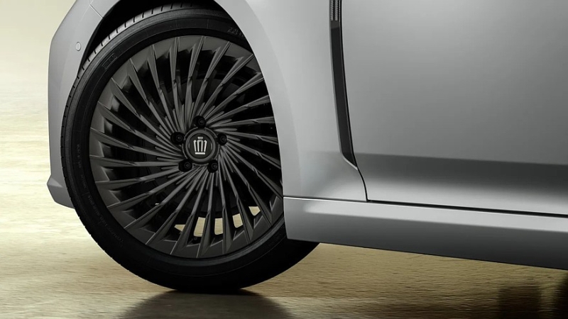 Седан Toyota Crown обзавёлся сразу двумя спецверсиями. Цены известны