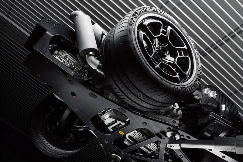 Серийный De Tomaso P72: завораживающие формы, мощный V8 и никаких экранов в салоне