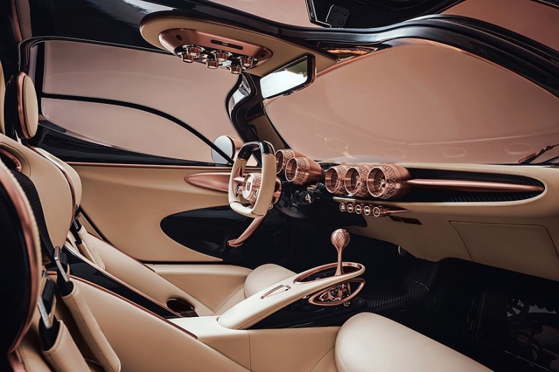 Серийный De Tomaso P72: завораживающие формы, мощный V8 и никаких экранов в салоне