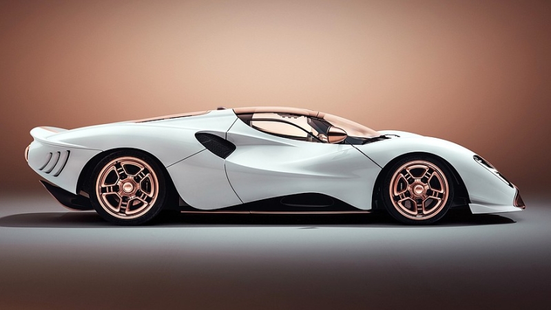 Серийный De Tomaso P72: завораживающие формы, мощный V8 и никаких экранов в салоне