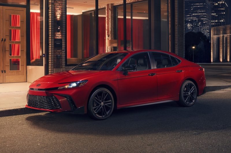 Toyota Camry слегка обновилась и обзавелась «тёмной» спецверсией